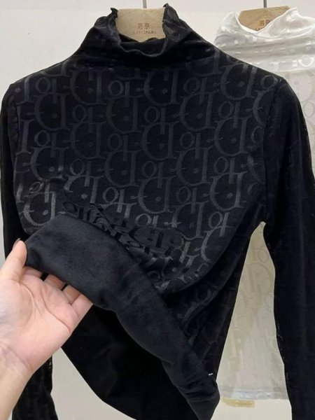 بلوزة ديور مخمل